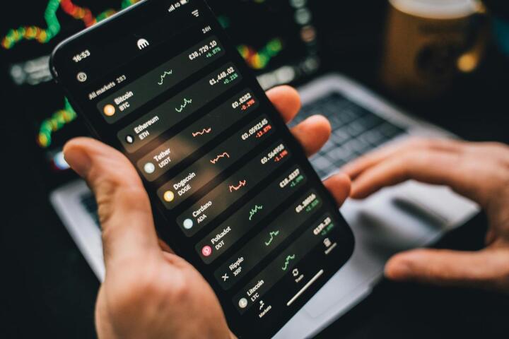How to Spot Crypto Scams and Rug Pulls Before Investing